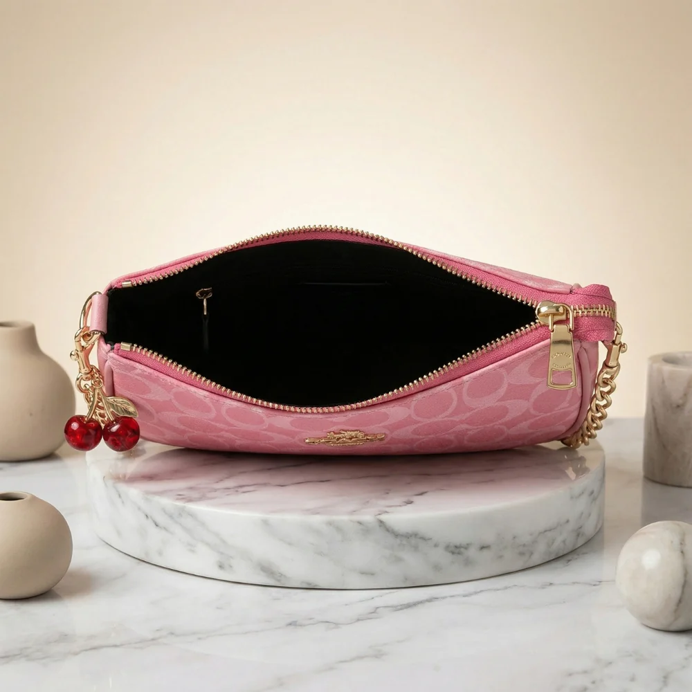 Silently Signature Chain-Strap Shoulder Bag – Elegant, Chic & Timeless. - Image 4